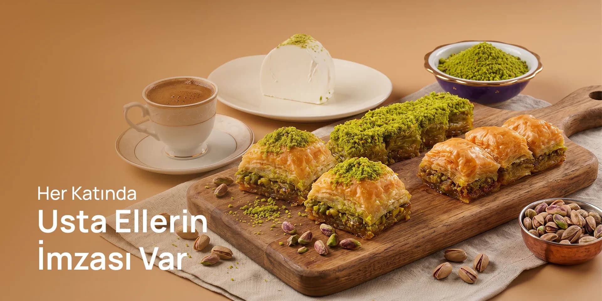 Tahta tabla üzerinde fıstıklı baklava çeşitleri, Türk kahvesi ve kaymak